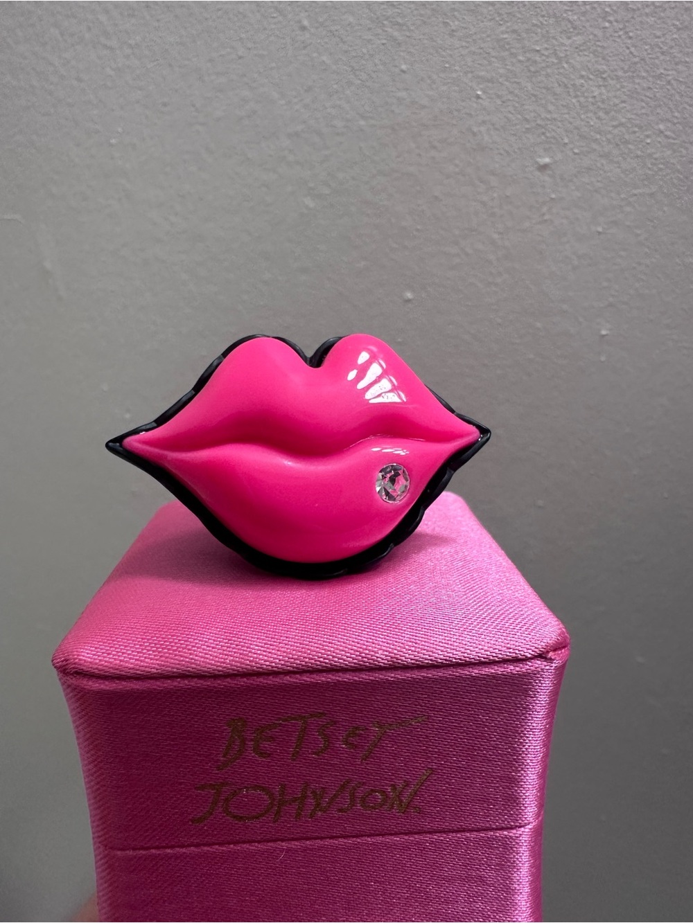 Betsey Johnson FIRST DATE Hot Pink Black Lucite Lips Ring w/ Crystal NEVER WORN